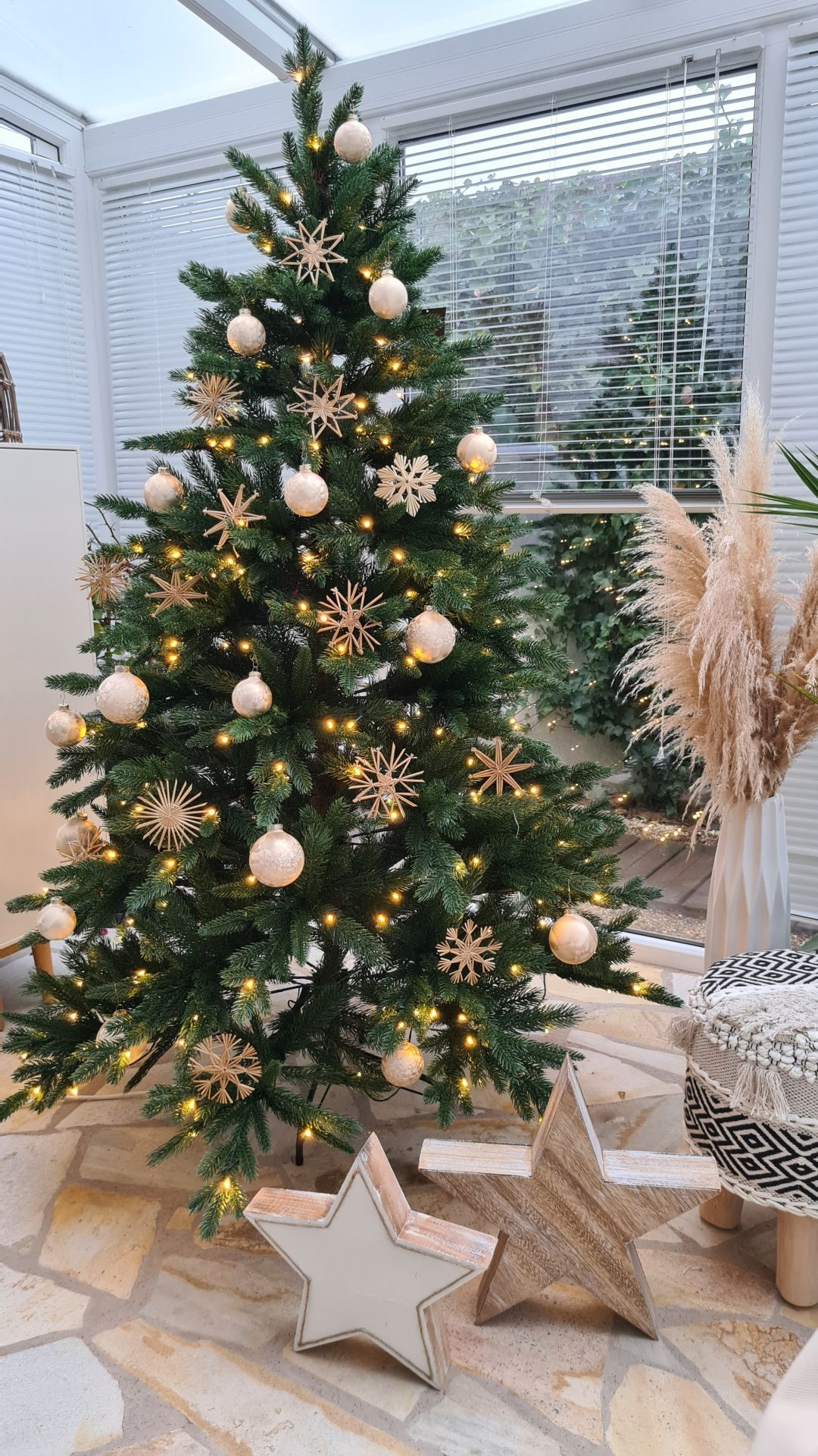 Umelý vianočný stromček Nordmann LED, výška 180 cm bez stojana Vivanno